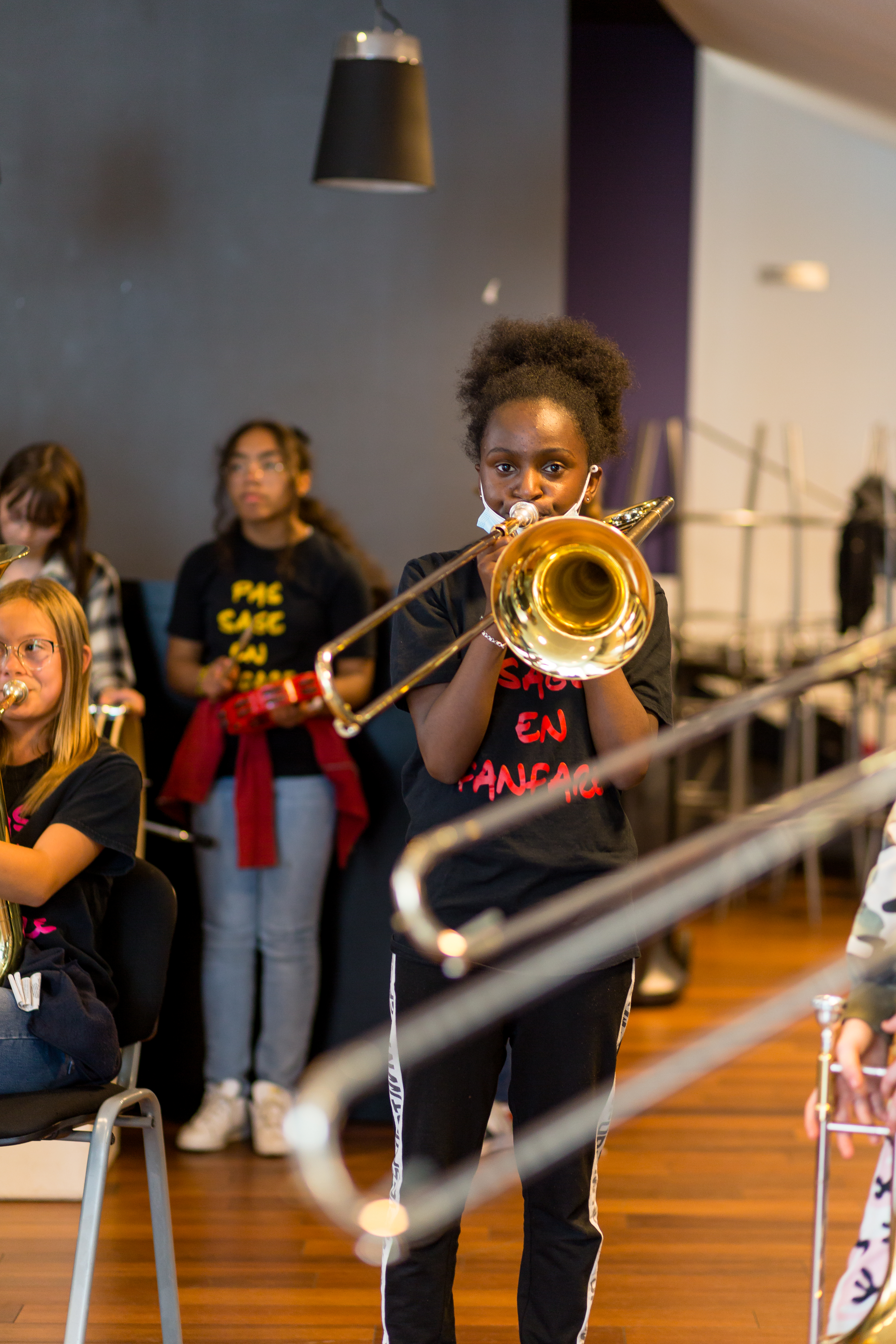 Une élève jouant du trombone