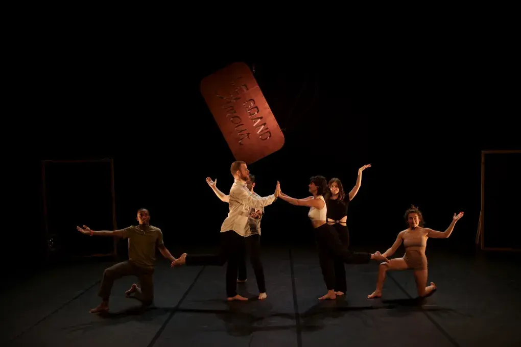 Des danseurs posent sur la scène du Mac Orlan.