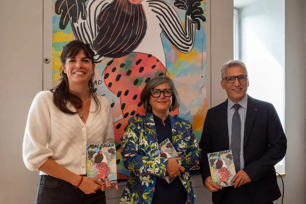 Trois personnes tiennent des affiches.