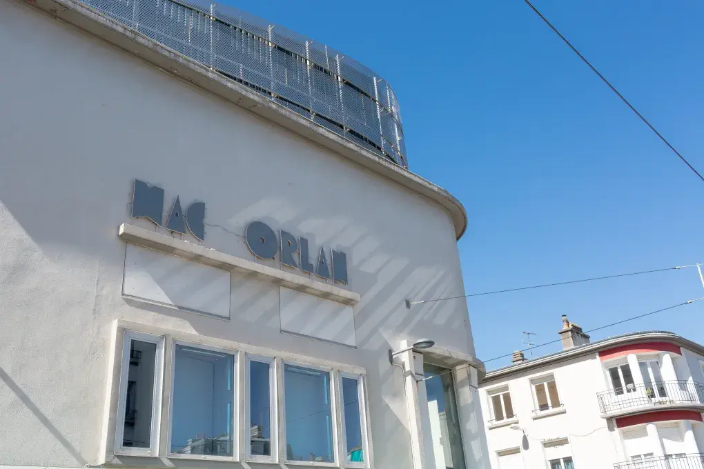 Façade de la salle du Mac Orlan, de jour.