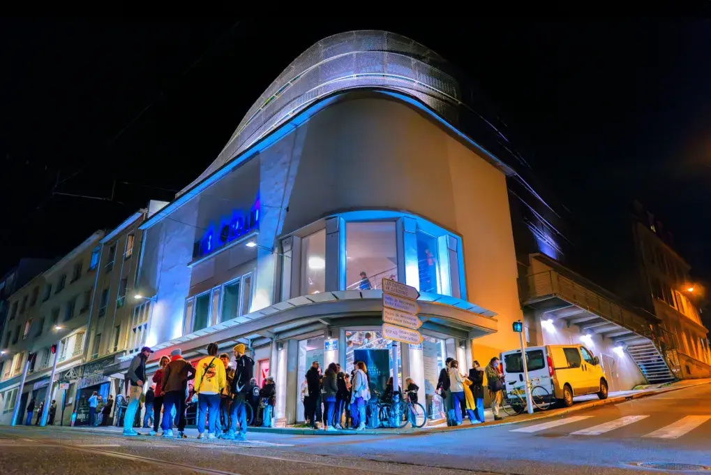 Vue de nuit de l'entrée du Mac Orlan