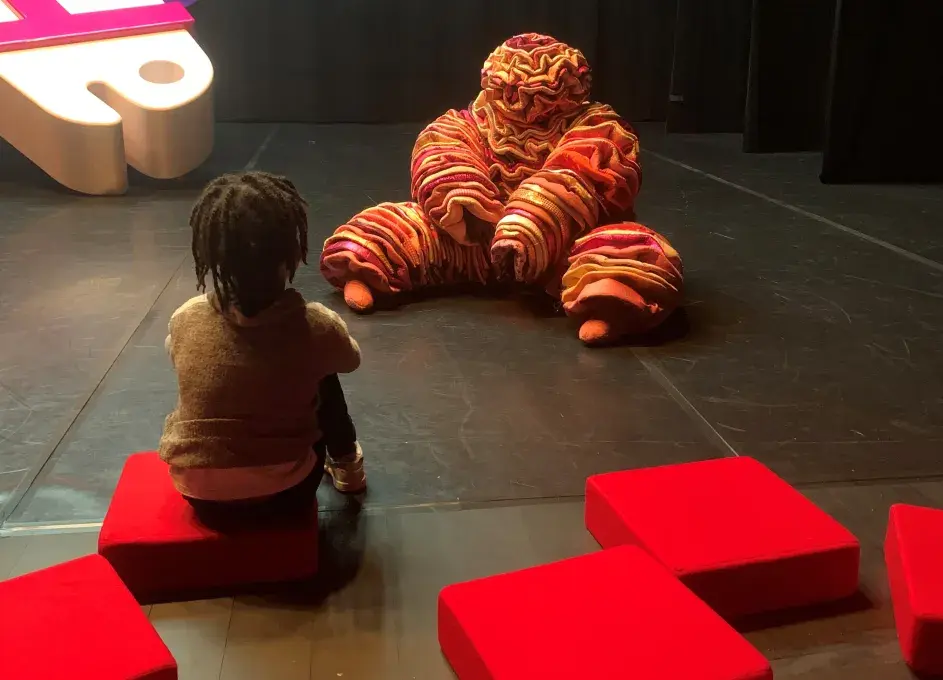 enfant assis face à un bonhomme