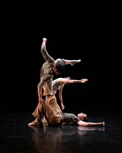 Danseurs et danseuses sur scène