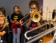 Une élève jouant du trombone