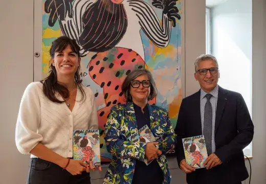 Trois personnes tiennent des affiches.