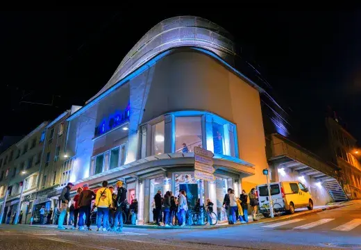 Vue de nuit de l'entrée du Mac Orlan